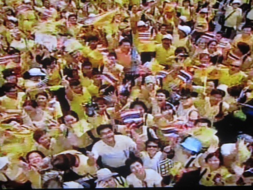 Crowds similar to this are gathering in Hua Hin waiting for the King to make an appearance.